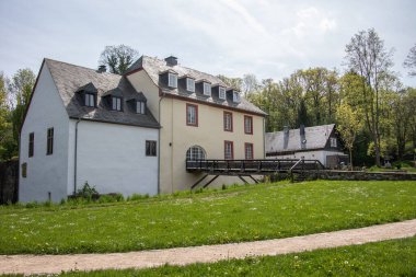 Netphen yakınlarında hendeği olan demirli bir kale.