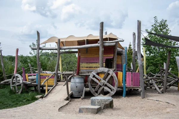 Tahtadan tekerlekleri olan renkli ahşap bir ev.