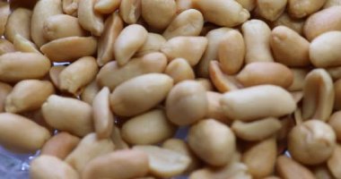 Fıstıklar ve kuru üzümler kasede