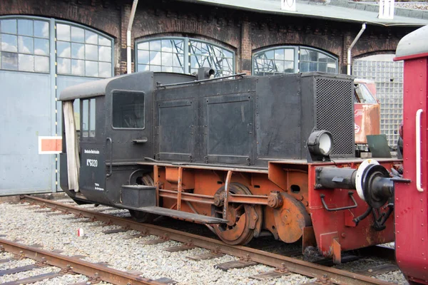 Demiryolunda tekerlekleri olan eski ağır bir lokomotif.
