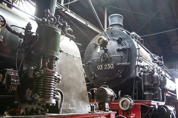 Demiryolunda tekerlekleri olan eski ağır bir lokomotif.
