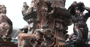 Wuppertal 'da pazar yerinde harika bir çeşme