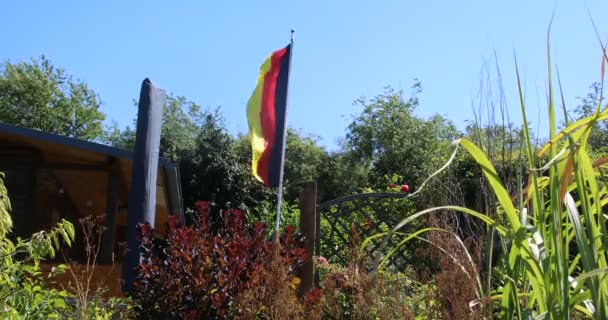 Мачте Порывистом Ветре Развевается Немецкий Флаг — стоковое видео