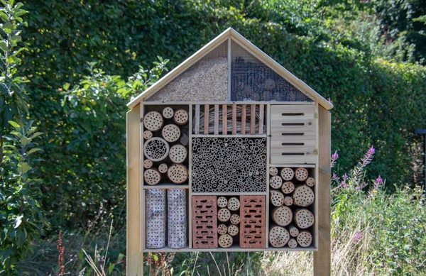 Insektenhotel Garten Als Nisthilfe Für Insekten Stockbild
