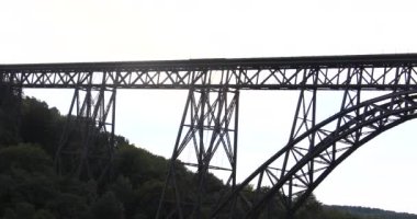 Dünya mirası olarak Solingen 'deki yüksek çelik Mngstener Demiryolu Köprüsü