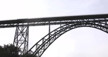 Dünya mirası olarak Solingen 'deki yüksek çelik Mngstener Demiryolu Köprüsü