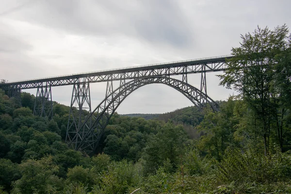 Die Hohe Stählerne Müngstener Eisenbahnbrücke Solingen Als Weltkulturerbe lizenzfreie Stockbilder