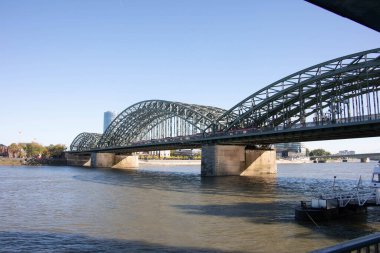 Köln 'deki kemer köprüsü Ren nehri üzerinde.