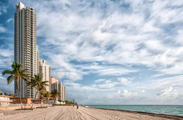 Florida, ABD 'de Sunny Isles Miami plajı manzaralı. — Stok fotoğraf