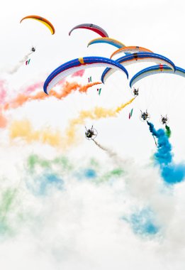hava gösterisi paramotors