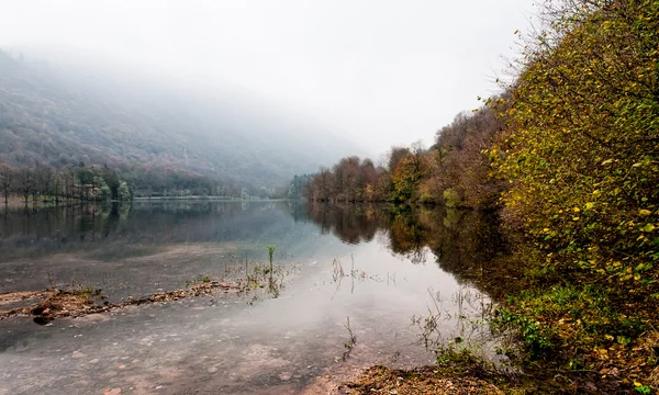 Ghirla jezioro we Włoszech — Zdjęcie stockowe