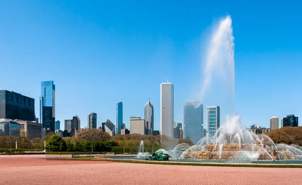 Buckingham Memorial Fountain y Chicago Skyline — Foto de Stock