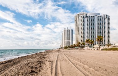 Florida, ABD 'de Sunny Isles Miami plajı manzaralı.