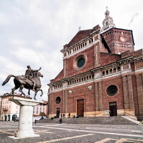 Standbeeld van reggisole en de kathedraal van pavia, Italië — Stockfoto