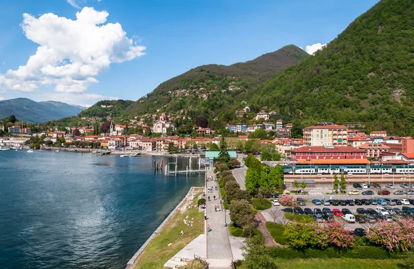 Laveno, Włochy. panoramiczny widok — Zdjęcie stockowe