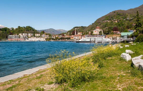 Laveno, Italia. Vista de la estación de tren . — Foto de Stock