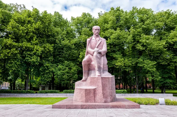 Monumento al poeta e scrittore lettone Janis Rainis, Riga, Lettonia — Foto Stock