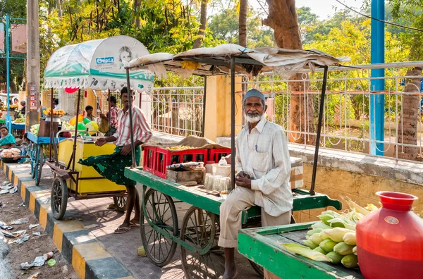 Street vendors are selling vegetable. — Stock Photo, Image