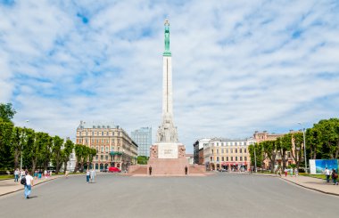 Özgürlük Meydanı ile Letonya Özgürlük Anıtı