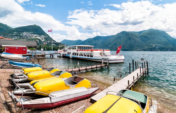 Lugano limandaki tekne kiralama — Stok fotoğraf