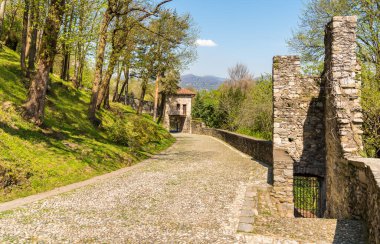 Rocca Borromeo di Angera 'daki kale bahçesi Maggiore Gölü, Varese, İtalya