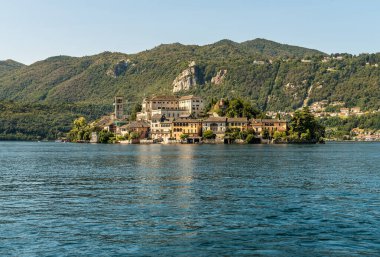 Sıcak bir yaz gününde San Giulio adasıyla Orta Gölü manzarası, Piedmont, İtalya
