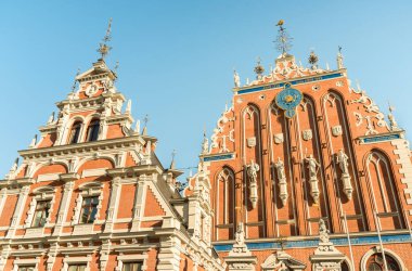 Letonya 'nın başkenti Riga' daki kasaba meydanındaki Blackheads House 'un görüntüsü