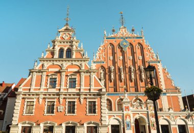 Letonya 'nın başkenti Riga' daki kasaba meydanındaki Blackheads House 'un görüntüsü