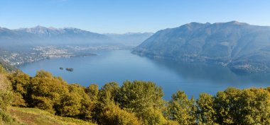 İsviçre kantonu Ticino, Brissago, İsviçre 'de Brissago Adaları ile çevrili Maggiore Gölü' nün panoramik manzarası