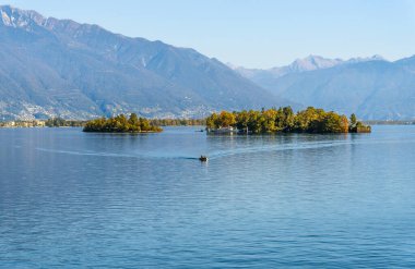 İsviçre kantonu Ticino, Brissago, İsviçre 'de Brissago Adaları ile Maggiore Gölü manzarası