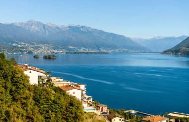 Brissago adalarıyla Maggiore Gölü manzarası Canton Ticino, Brissago, İsviçre 'deki Brissago köyünden
