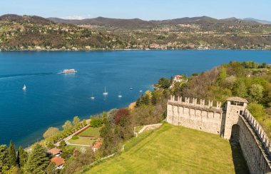 Rocca Borromeo di Angera şatosundan Maggiore Gölü 'nün en üst manzarası, Varese, İtalya