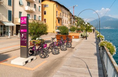 Morcote, Ticino, İsviçre - 26 Eylül 2019: Lugano Gölü kıyısındaki Morcote köyü gezisi.