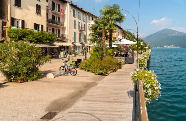 Morcote, Ticino, İsviçre - 26 Eylül 2019: Lugano Gölü kıyısındaki Morcote köyü gezisi.