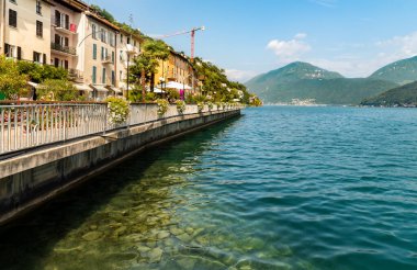 İsviçre Ticino 'daki Lugano Gölü kıyısındaki Morcote köyünün Lakeside' ı.