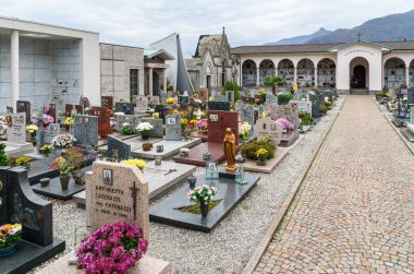 Maccagno Inferiore, İtalya - 9 Kasım 2021: Varese 'deki Maccagno Inferiore mezarlığının manzarası.