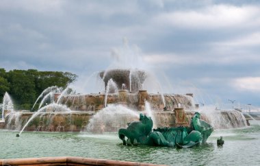 Buckingham Memorial Fountain, Grant Park ve Chicago 'nun merkezindeki arka planda, Illinois, Usa