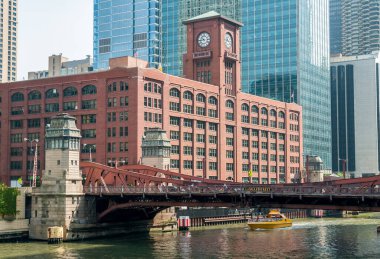 Reid Murdoch Binası 'nın Chicago nehri, Illinois, ABD yakınlarındaki saatli görüntüsü.