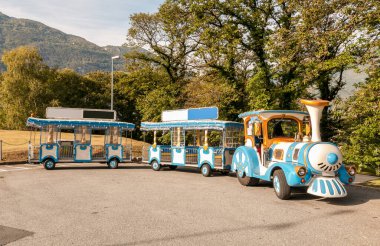 Bellinzona, Ticino, İsviçre kalelerinin mavi turist treni.