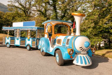 Bellinzona, Ticino, İsviçre kalelerinin mavi turist treni.