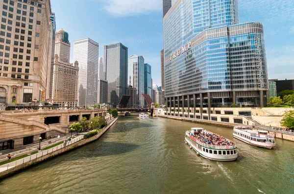 シカゴ イリノイ州 アメリカ 2014年8月24日 高層ビルや観光船でシカゴ川を見る — ストック写真