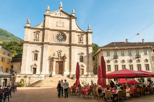 Stiftskirche Peter Und Stefan Mit Außenrestaurant Historischen Zentrum Von Bellinzona — Stockfoto