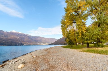 Maccagno 'da Giona Parkı' nın kumsalı, Maccagno Inferiore, Varese, İtalya