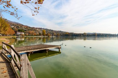 Varese Gölü, Varese, İtalya 'nın Gavirate kentinde Lakeside gezinti alanı ile sonbahar manzarası