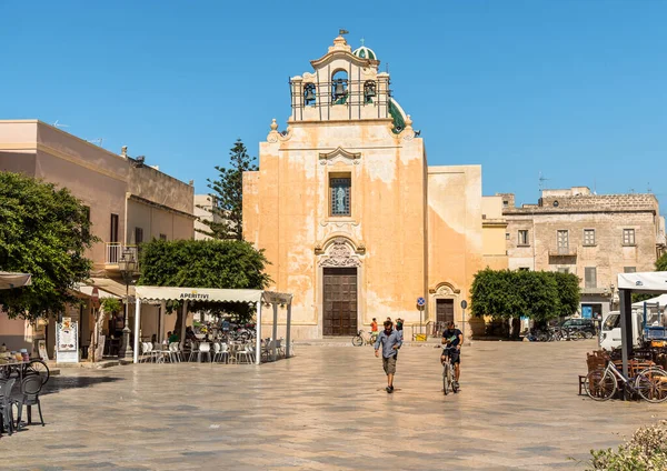Favignana, Trapani, İtalya - 22 Eylül 2016: Sicilya 'nın Akdeniz Denizi' ndeki Egadi Adalarından biri olan Favignana 'nın tarihi merkezindeki Madrice Kilisesi manzarası.