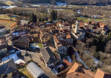 Varese, Lombardy, İtalya 'da yer alan küçük İtalyan köyü Ferrera di Varese' nin kış mevsiminde hava manzarası
