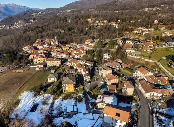 位于意大利伦巴第Varese省的意大利Ferrera Varese小村冬季空中景观 — 图库照片