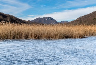 Ganna turba bataklığının kış mevsiminde manzarası. Campo Dei Fiori Bölge Parkı, Valganna, Varese ili, Lombardy, İtalya