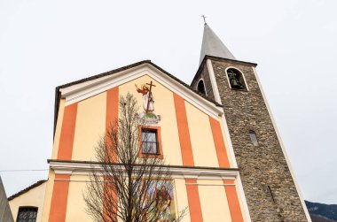 Görduno 'daki Aziz Rocco ve Sebastiano Katolik Kilisesi cephesi, Bellinzona, Ticino, İsviçre.