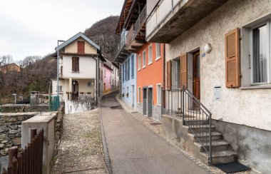 Küçük bir köy olan Gorduno 'da sokak, Bellinzona ilçesi, İsviçre' de Ticino Kantonu..